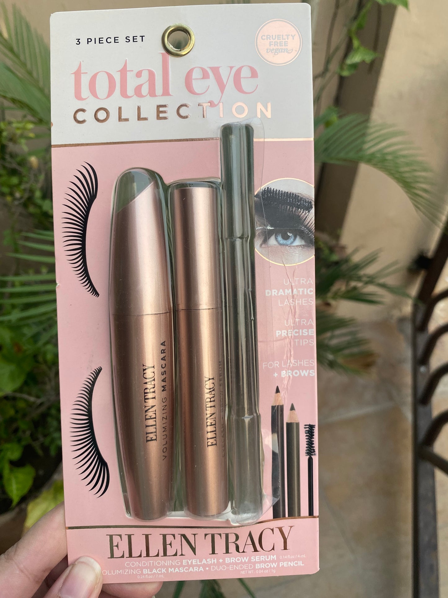 Ellen Tracy Total Eye Collection 3 Piece Set for Eyes
CONDITIONING EYELASH + BROW SERUM • VOLUMIZING BLACK MASCARA • DUO-ENDED BROW PENCIL