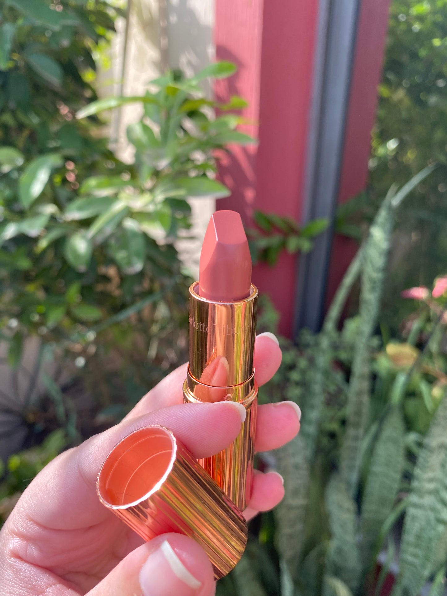 Charlotte Tilbury Pillow Talk Matte Revolution (LUMINOUS
MODERN-MATTE
LONG-LASTING LIPSTICK) Shade Pillow Talk