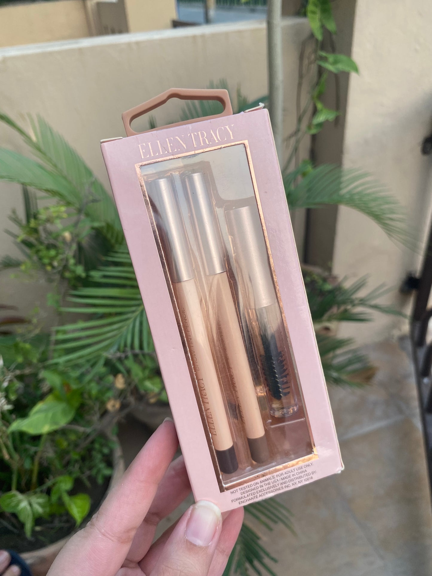 ELLEN TRACY BROW TINT PENCILS & GEL
LIGHT & DARK
BROWN PENCILS
CLEAR BROW GEL & BRUSH Set of 3