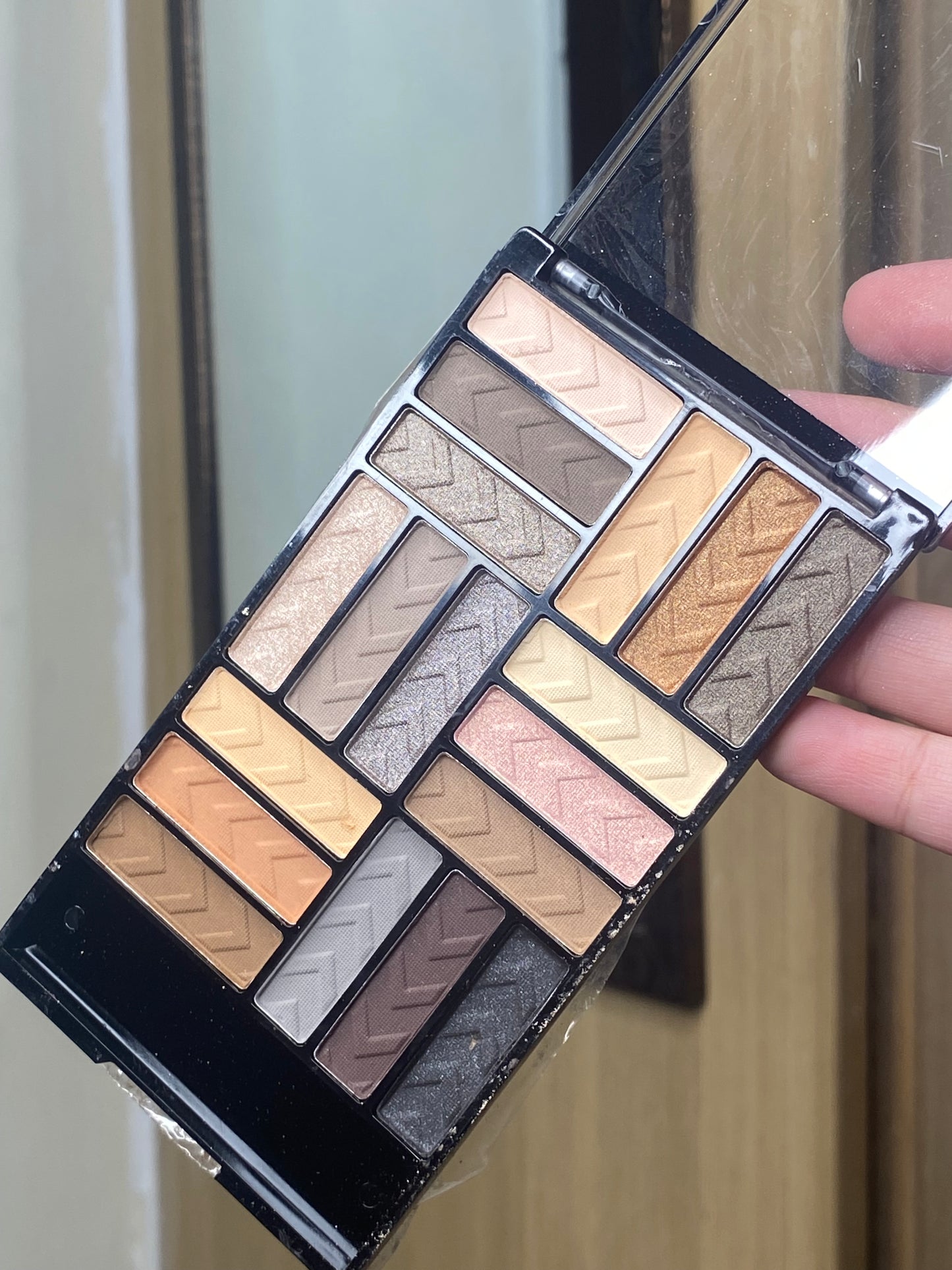 La Colors 18 Colour Eyeshadow Palette