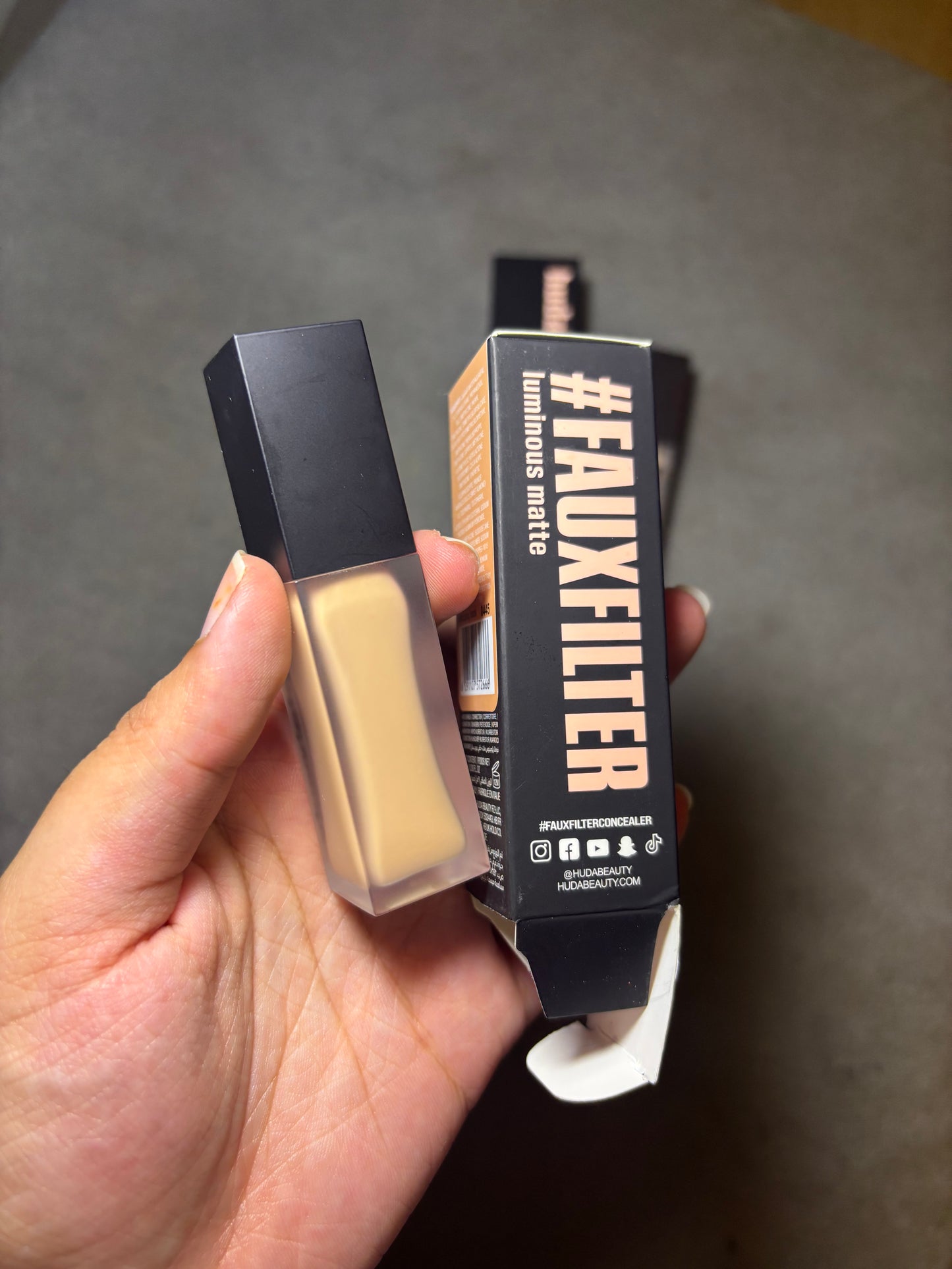 Huda Beauty Faux Filter Luminous Matte Concealer