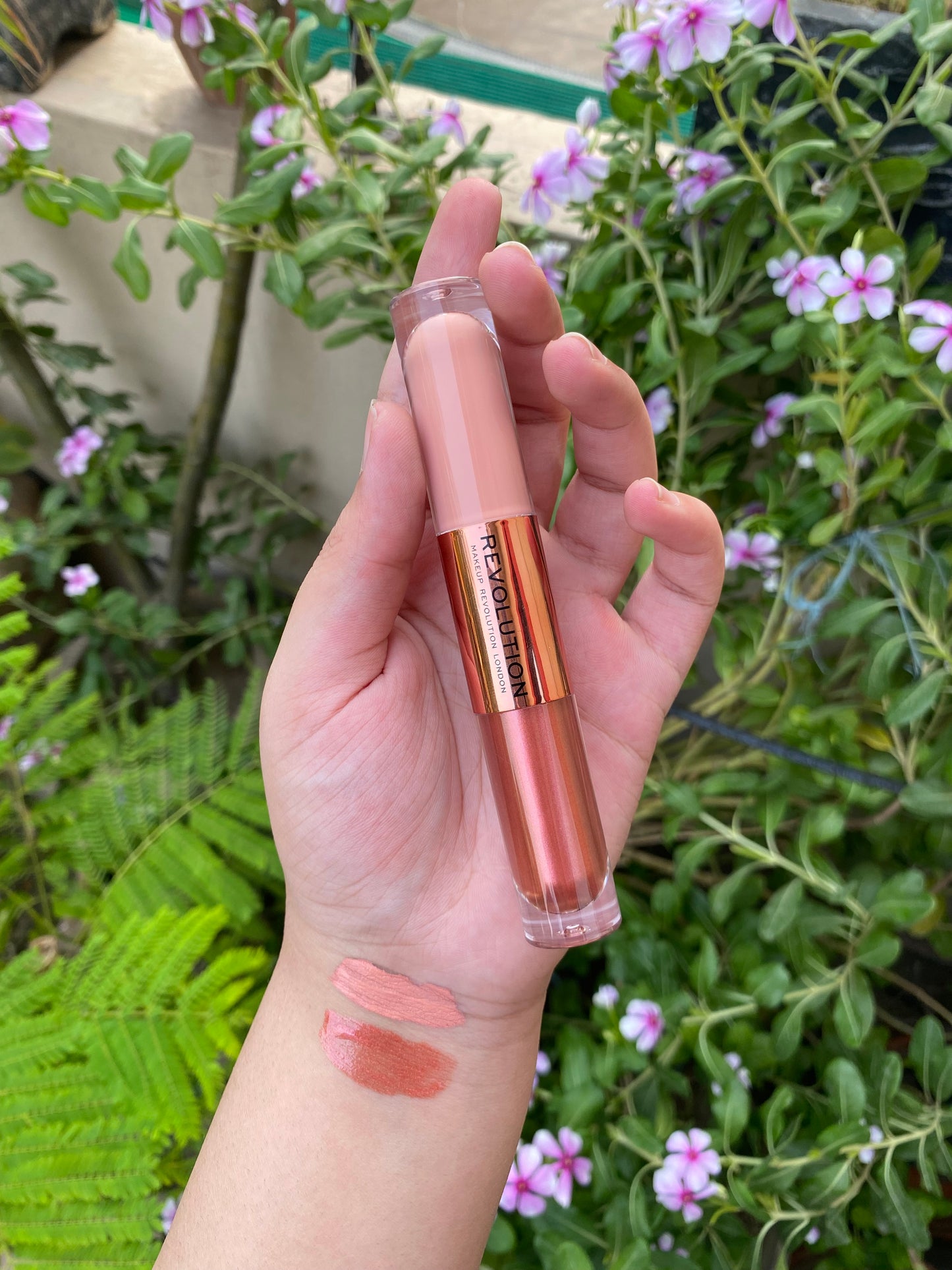 Makeup Revolution Double Up Liquid  Eyeshadow in shade 'infatuated'