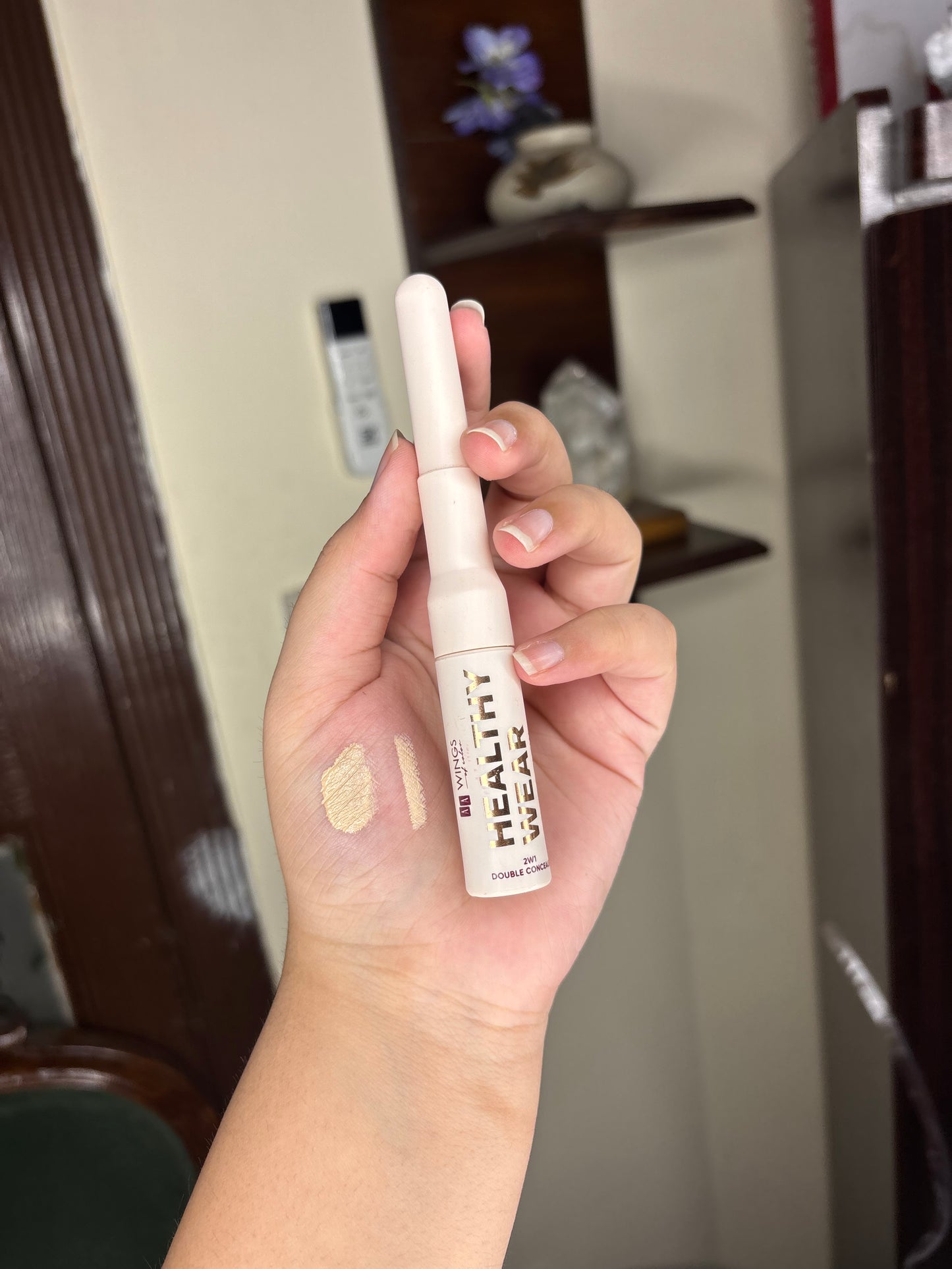 AA Wings Healthy Wear cover and glow double concealer 2W1 Double Concealer