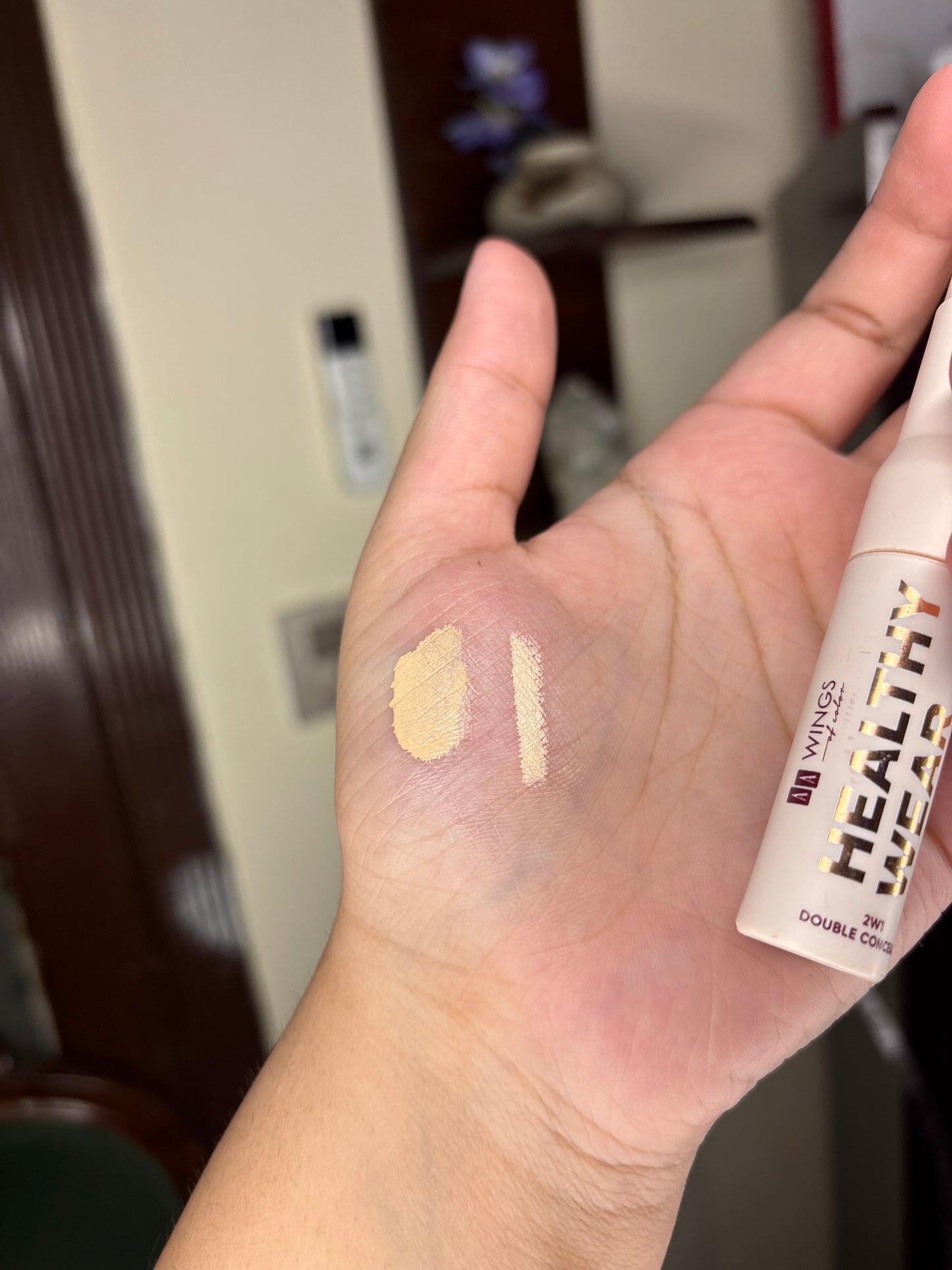 AA Wings Healthy Wear cover and glow double concealer 2W1 Double Concealer