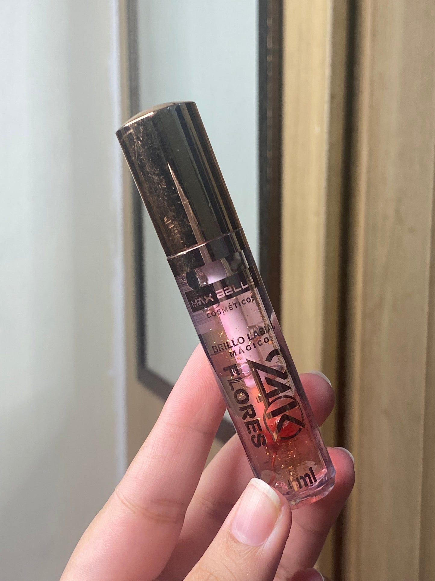 MaxBelle 24K Flores Gloss with flower