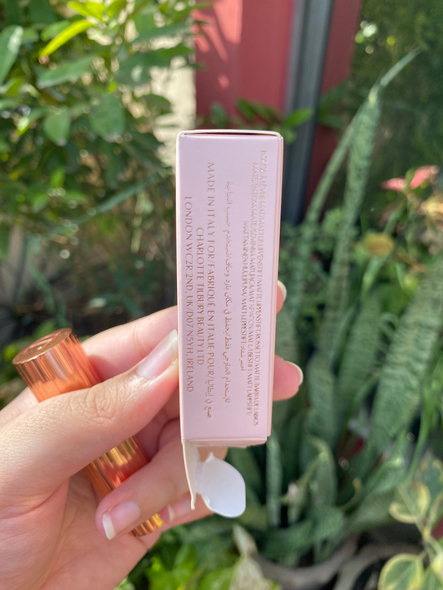 Charlotte Tilbury Pillow Talk Matte Revolution (LUMINOUS
MODERN-MATTE
LONG-LASTING LIPSTICK) Shade Pillow Talk
