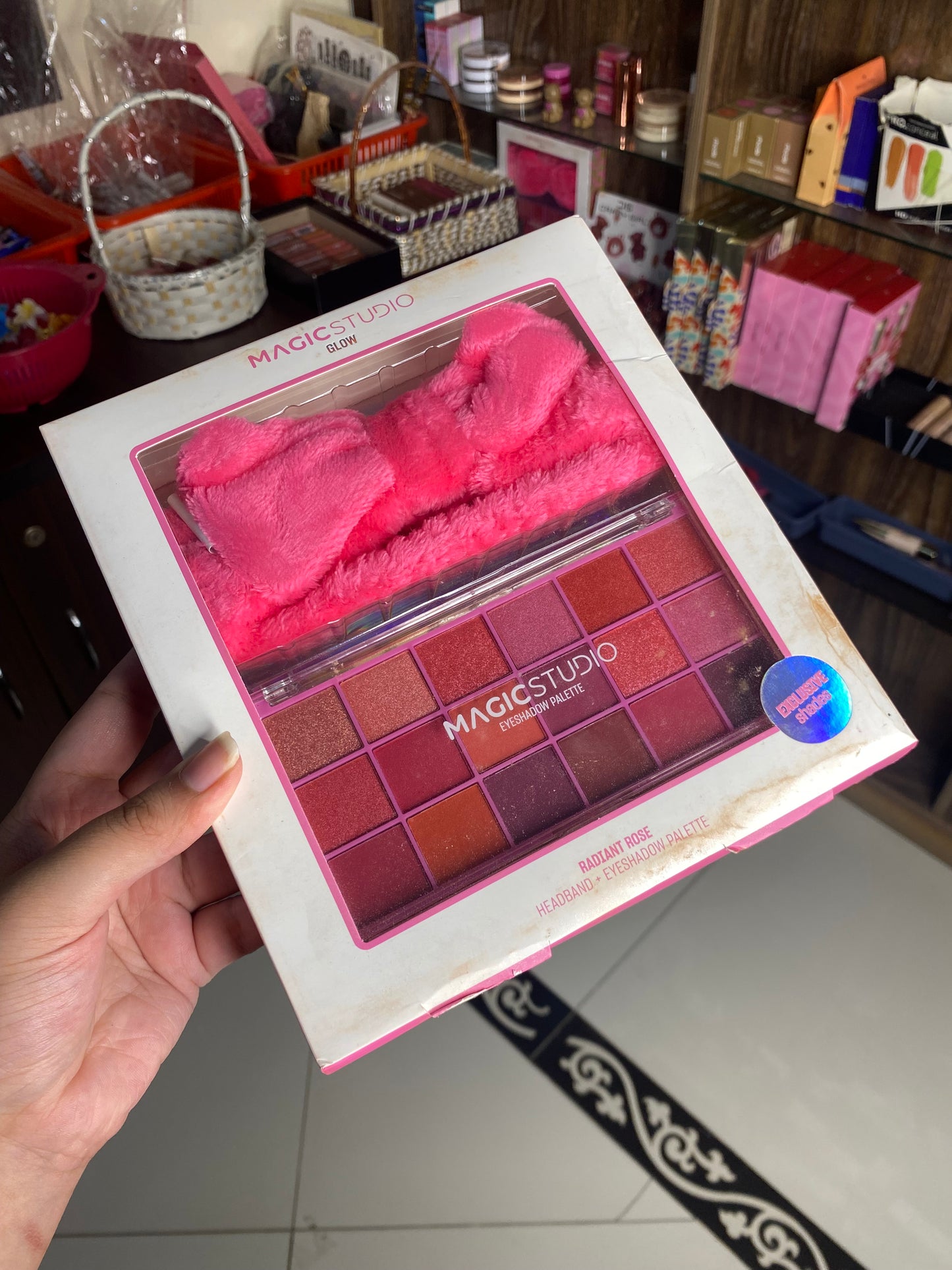 Magic Studio Radiant Rose (Headband & Eyeshadow Palette)