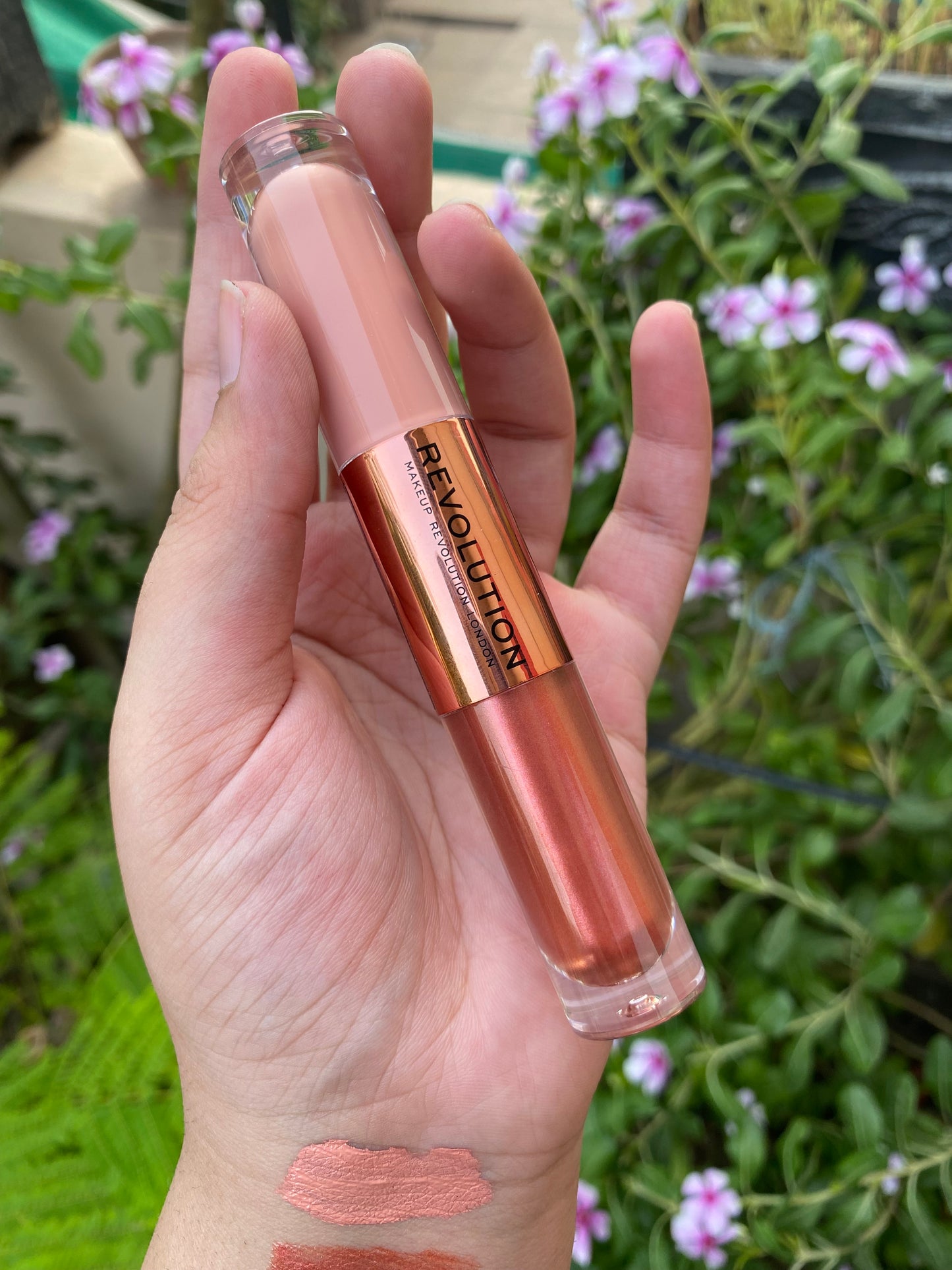 Makeup Revolution Double Up Liquid  Eyeshadow in shade 'infatuated'