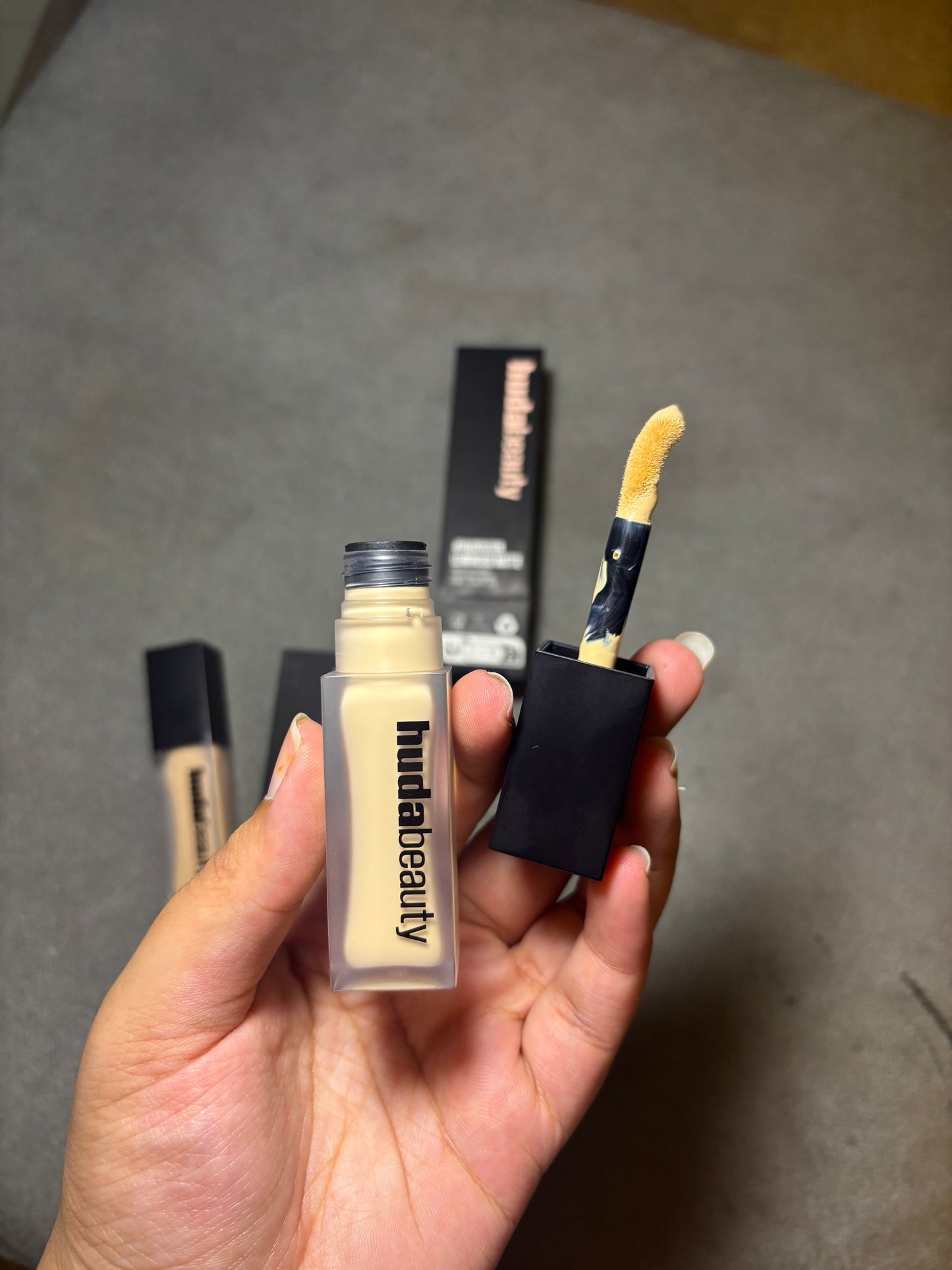 Huda Beauty Faux Filter Luminous Matte Concealer