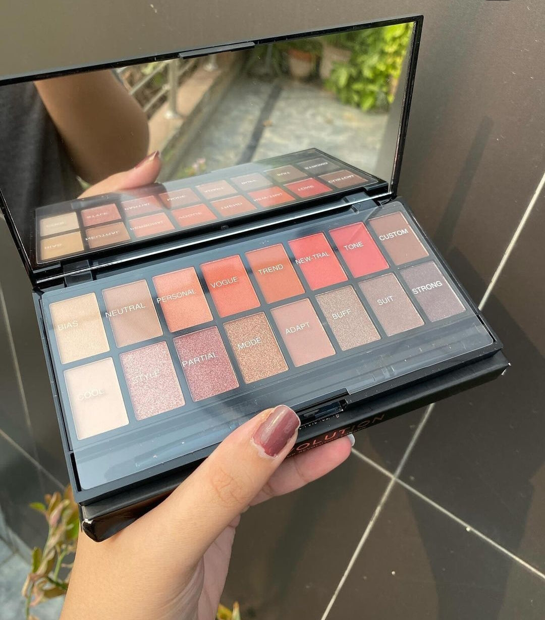 Makeup Revolution New-trals vs Neutrals Eyeshadow Palette