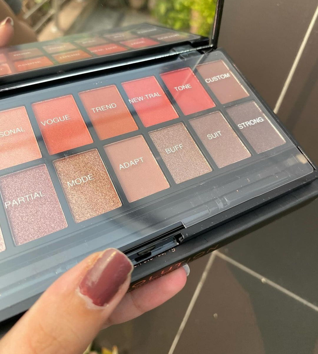 Makeup Revolution New-trals vs Neutrals Eyeshadow Palette