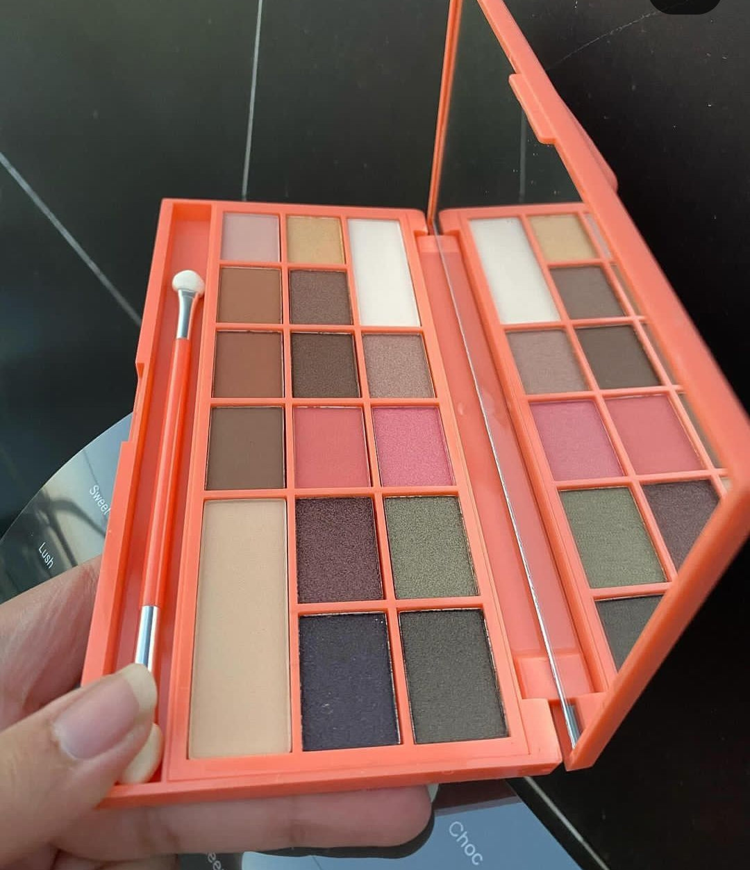 Revolution Chocolate and Peaches Palette gold